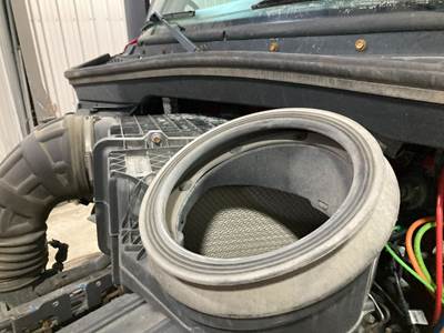Peterbilt 579 Air Cleaner / Air Filter Housing