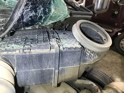Peterbilt 579 Air Cleaner / Air Filter Housing