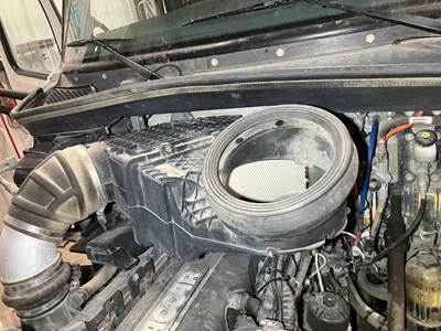 Peterbilt 579 Air Cleaner / Air Filter Housing