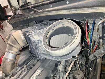 Peterbilt 579 Air Cleaner / Air Filter Housing