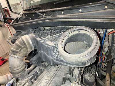 Peterbilt 579 Air Cleaner / Air Filter Housing