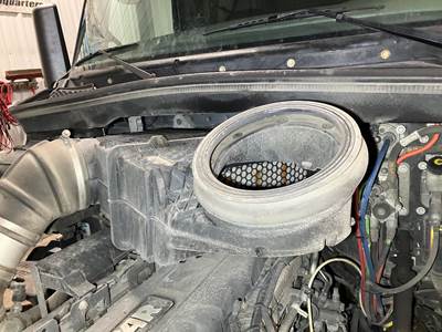 Peterbilt 579 Air Cleaner / Air Filter Housing