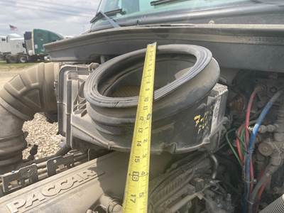 Peterbilt 579 Air Cleaner / Air Filter Housing