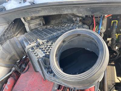 Peterbilt 579 Air Cleaner / Air Filter Housing