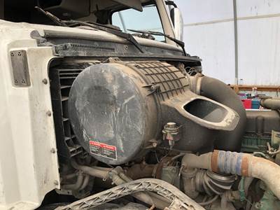 Volvo VNL Air Cleaner / Air Filter Housing