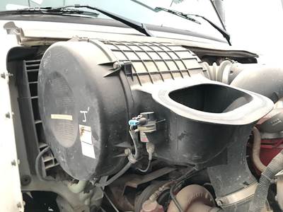 Volvo VNL Air Cleaner / Air Filter Housing