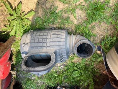 Volvo VNL Air Cleaner / Air Filter Housing