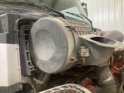 Volvo VNL Air Cleaner / Air Filter Housing