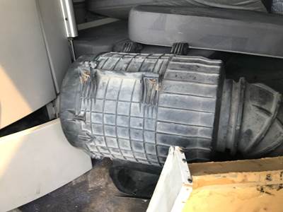 Volvo VNL Air Cleaner / Air Filter Housing