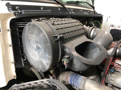 Volvo VNL Air Cleaner / Air Filter Housing