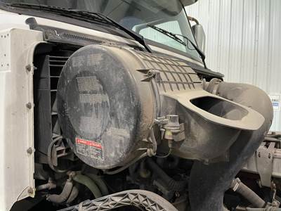 Volvo VNL Air Cleaner / Air Filter Housing