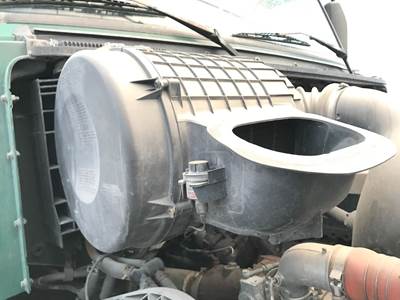 Volvo VNL Air Cleaner / Air Filter Housing