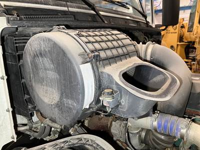 Volvo VNL Air Cleaner / Air Filter Housing