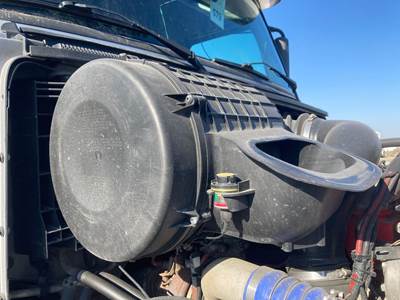 Volvo VNL Air Cleaner / Air Filter Housing