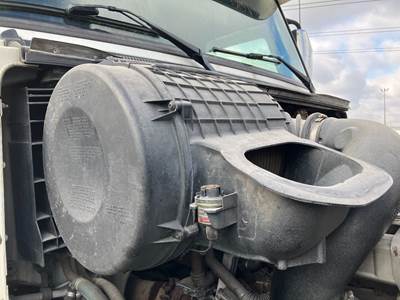 Volvo VNL Air Cleaner / Air Filter Housing
