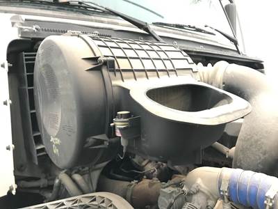 Volvo VNL Air Cleaner / Air Filter Housing
