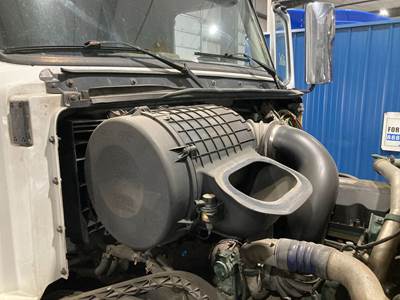 Volvo VNL Air Cleaner / Air Filter Housing