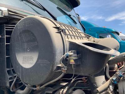 Volvo VNL Air Cleaner / Air Filter Housing