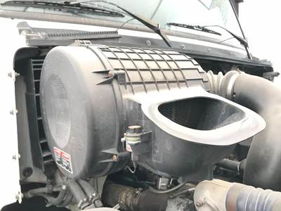 Volvo VNL Air Cleaner / Air Filter Housing