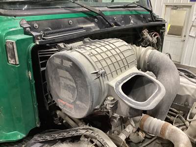 Volvo VNL Air Cleaner / Air Filter Housing