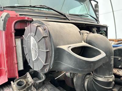 Volvo VNL Air Cleaner / Air Filter Housing