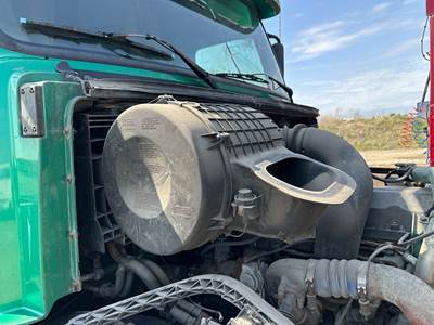 Volvo VNL Air Cleaner / Air Filter Housing