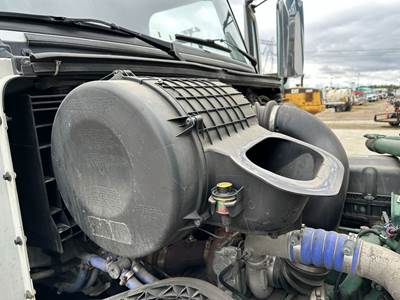 Volvo VNL Air Cleaner / Air Filter Housing