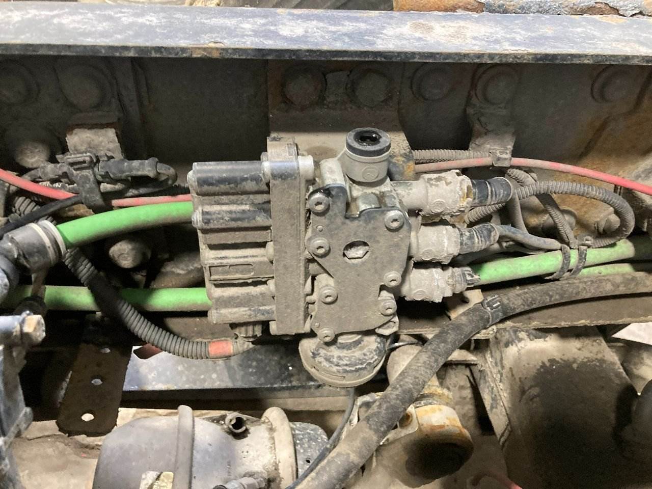 2015 Bendix 021560 Air Valve for a Freightliner Cascadia For Sale