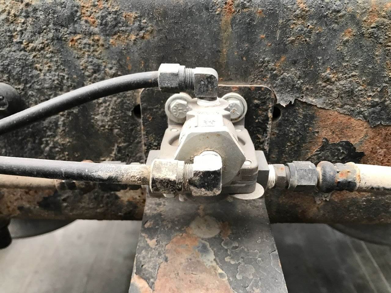 2004 Wabco 4005001010 Air Valve for a Freightliner Columbia 120 For