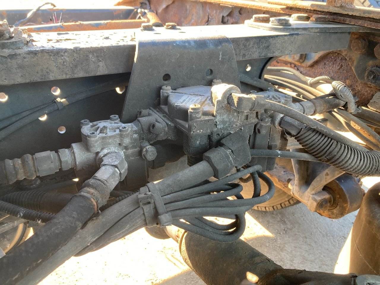 2002 Wabco 4725001220 Air Valve for a Freightliner Columbia 120 For