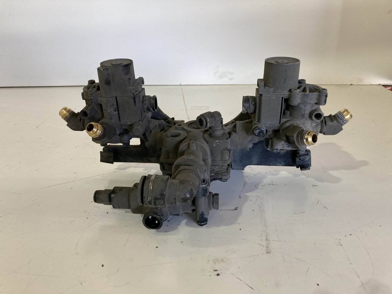 2016 Wabco 4725002230 Air Valve for a Freightliner Cascadia For Sale