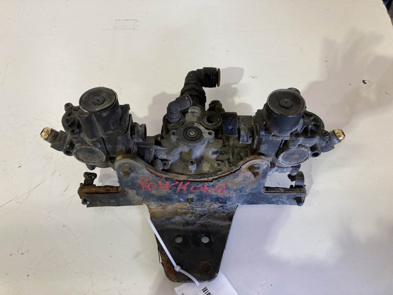 2016 Wabco 4725002230 Air Valve for a Freightliner Cascadia For Sale