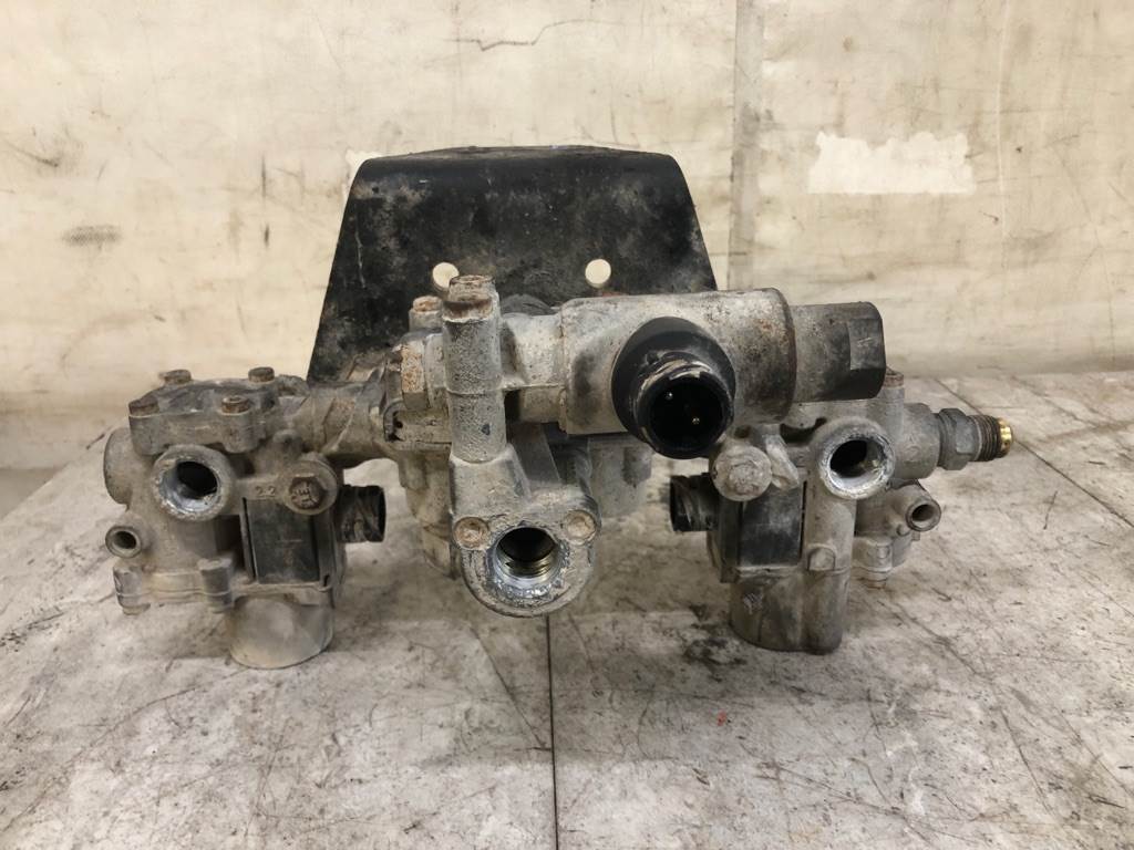 2004 Wabco 4725002230 Air Valve for a Freightliner Columbia 120 For