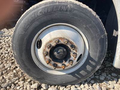 Detroit AF-13.3-3 Front Axle Assembly for a Freightliner Cascadia