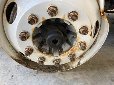 Eaton E-1322W Front Axle Assembly for a Freightliner Cascadia