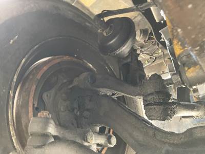 Meritor MFS-18 Front Axle Assembly for a Freightliner 114SD