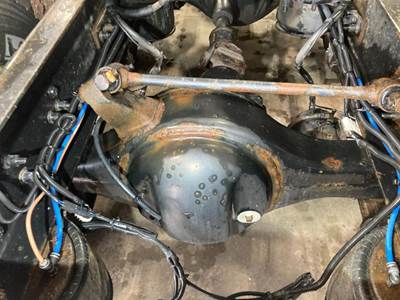 Detroit RT40.0-4 Rear Axle Housing for a Freightliner M2 112