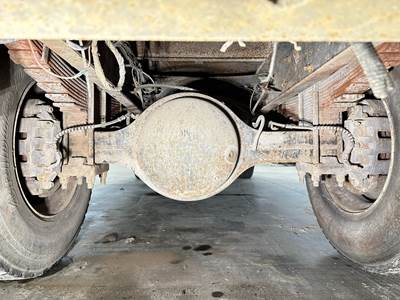 Eaton 21060S Rear Axle Housing for a International 4300