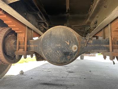 Eaton 21060S Rear Axle Housing for a International 4300