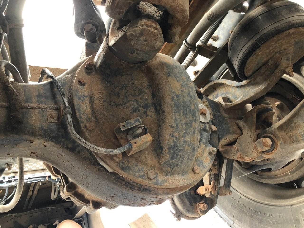 1999 Eaton DS404 Rear Axle Housing for a Kenworth W900L For Sale