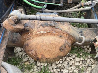 Eaton RD404 Rear Axle Housing for a Freightliner Cascadia