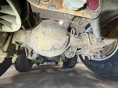 Eaton RDH40 Rear Axle Housing for a Freightliner Columbia 120