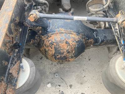 Eaton RS404 Rear Axle Housing for a Freightliner Columbia 120