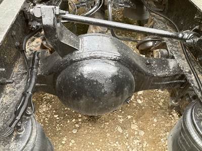 Eaton RS404 Rear Axle Housing for a International 9200