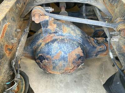 Eaton RS404 Rear Axle Housing for a Volvo VNL