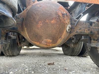 Eaton RS404 Rear Axle Housing for a Freightliner Cascadia