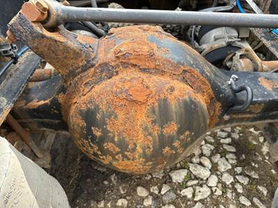 Eaton RS404 Rear Axle Housing for a Freightliner Columbia 120