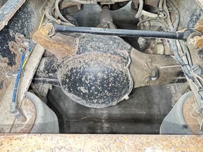 Eaton RS404 Rear Axle Housing for a Freightliner Columbia 120