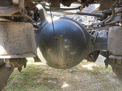 Meritor ME20165 Rear Axle Housing for a Freightliner Cascadia