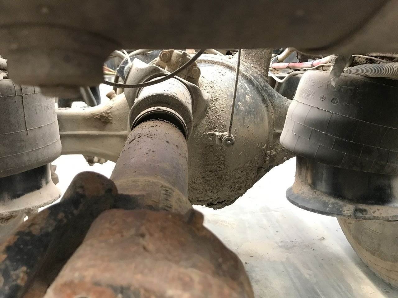 2005 Meritor RD20145 Rear Axle Housing for a Freightliner Columbia 120 ...